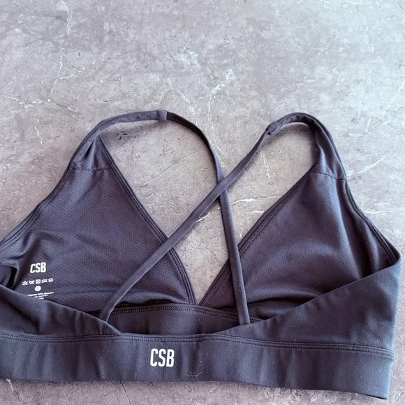 Elegant Black Cross-Back Sports Bra - Picture 2 of 4